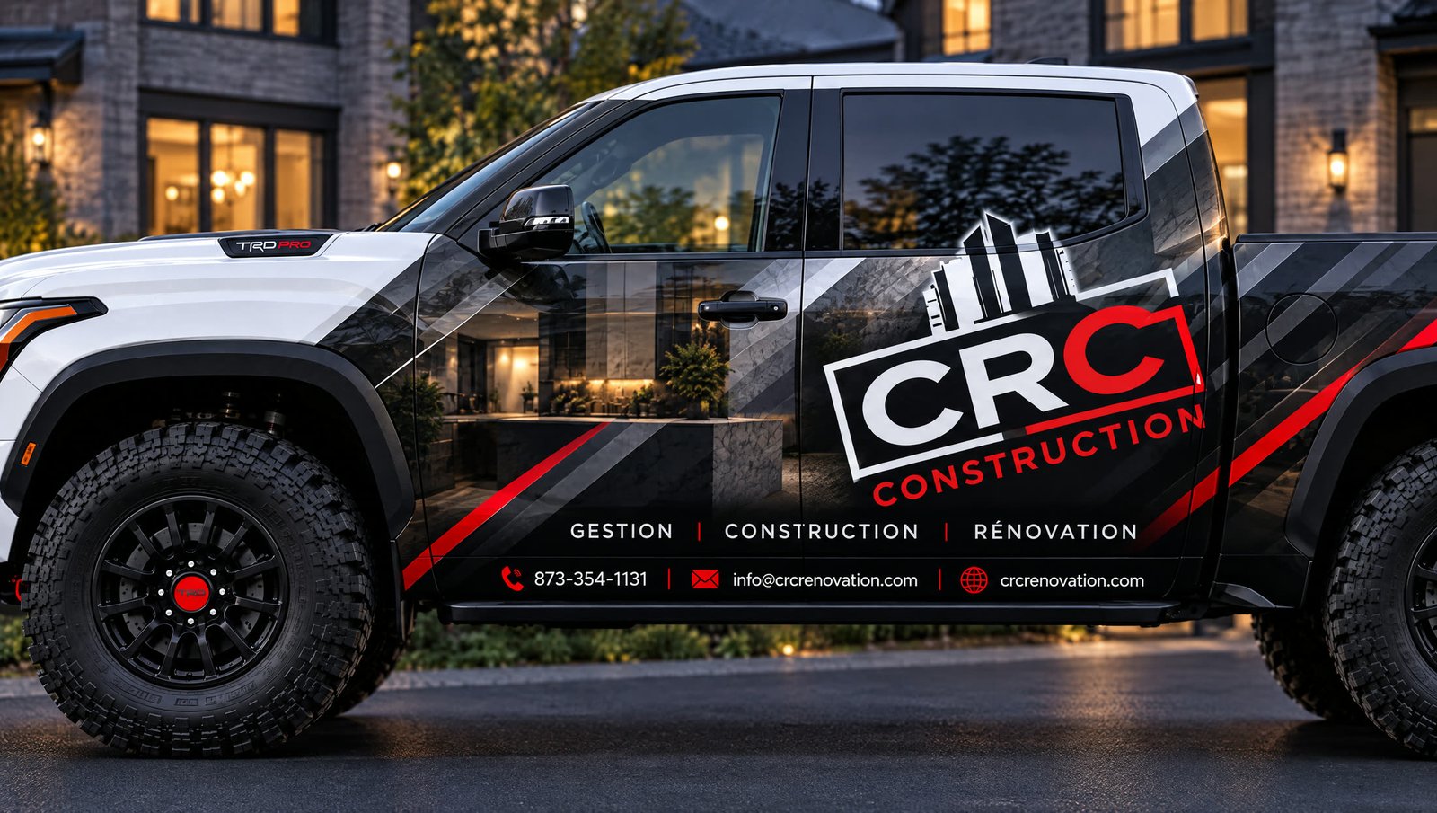 Camion lettré de Groupe CRC Construction stationné devant une maison rénovée